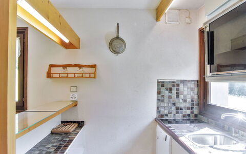 Les Pelarnys: Eigendom, Gebouw, Fotolijst, Cabinetry, Gootsteen, Hout, Interieur Ontwerp, Stellingen, Verdieping, Muur