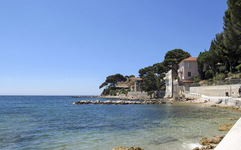 Super Ile Rousse: Sneeuw, Lucht, Wolk, Berg, Gebouw, Helling, Boom, Fabriek, Huis, Natuurlijk Landschap