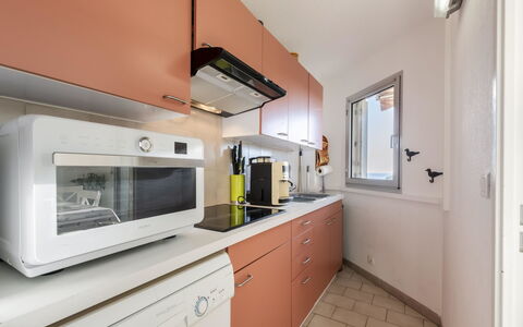 Les Jardins del Mar: Countertop, Cabinetry, Meubilair, Toestel Van De Keuken, Gebouw, Fornuis, Keuken, Huishoudapparatuur, Venster, Magnetron