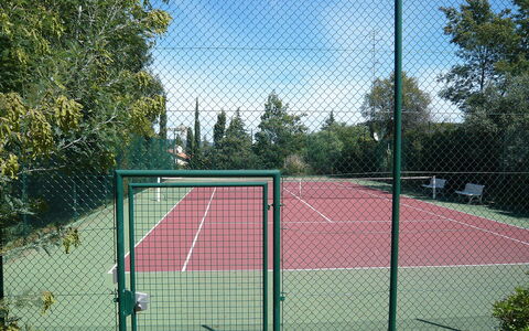 Cavalaire 370: Fabriek, Lucht, Wolk, Hek, Boom, Sportuitrusting, Mesh, Gras, Hekken, Tennisbaan