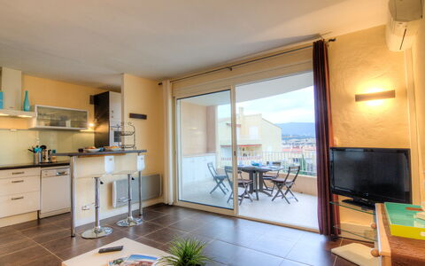 Cavalaire 450: Meubilair, Tafel, Eigendom, Cabinetry, Countertop, Verlichting, Hout, Gebouw, Keuken, Woonkamer