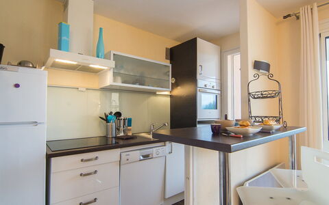 Cavalaire 450: Kamer, Eigendom, Meubilair, Keuken, Cabinetry, Countertop, Gebouw, Interieur Ontwerp, Huis, Geel