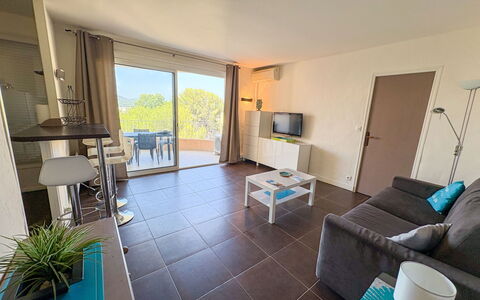 Cavalaire 450: Meubilair, Appartement, Stoel, Balkon, Buitenmeubels, Hotel, Toevlucht, Keuken En Eettafel