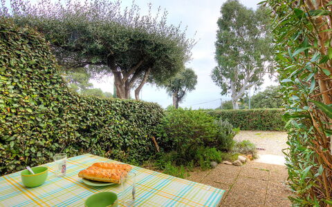 Les Jardins de la Mer: Groen, Eigendom, Boom, Onroerend Goed, Fabriek, Gras, Struik, Huis, Haag, Tuin