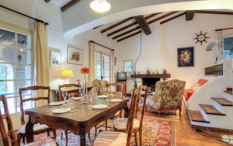Mas Baladou: Kamer, Eigendom, Eetkamer, Plafond, Interieur Ontwerp, Gebouw, Meubilair, Tafel, Onroerend Goed, Huis