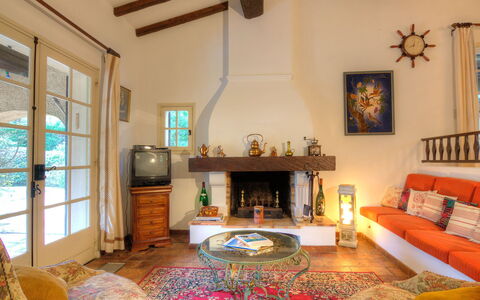 Mas Baladou: Woonkamer, Kamer, Interieur Ontwerp, Eigendom, Meubilair, Gebouw, Plafond, Huis, Huis, Fireplace