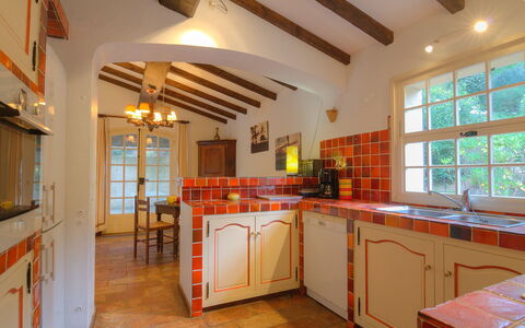 Mas Baladou: Cabinetry, Eigendom, Meubilair, Venster, Hout, Countertop, Oranje, Keuken, Interieur Ontwerp, Architectuur
