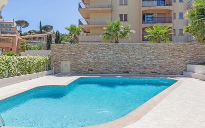 Sainte Maxime 280: Water, Eigendom, Dag, Gebouw, Azure, Fabriek, Blauw, Zwembad, Venster, Lucht