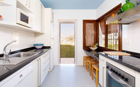 Villa Tulipán: Eigendom, Kamer, Countertop, Keuken, Cabinetry, Meubilair, Gebouw, Interieur Ontwerp, Huis, Onroerend Goed