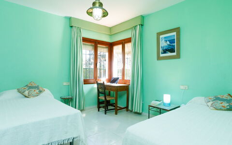 Villa Tulipán: Slaapkamer, Kamer, Meubilair, Eigendom, Groen, Laken, Bed, Turkoois, Blauw, Interieur Ontwerp