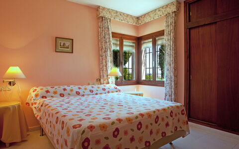 Villa Tulipán: Slaapkamer, Kamer, Bed, Eigendom, Meubilair, Laken, Bed Frame, Interieur Ontwerp, Verdieping, Muur