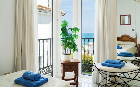 Mijas Beach: Blauw, Kamer, Woonkamer, Meubilair, Interieur Ontwerp, Eigendom, Gordijn, Groen, Huis, Gebouw