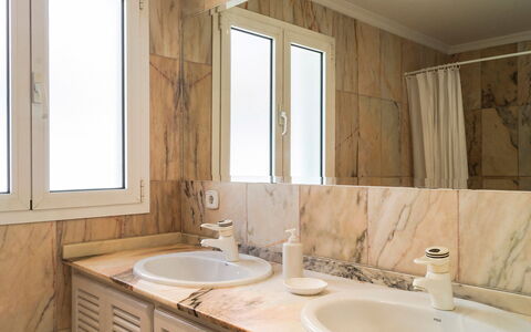 Mijas Beach: Badkamer, Kamer, Badkamerkast, Eigendom, Interieur Ontwerp, Tegel, Wastafel, Badkamer Accessoire, Kraan, Muur