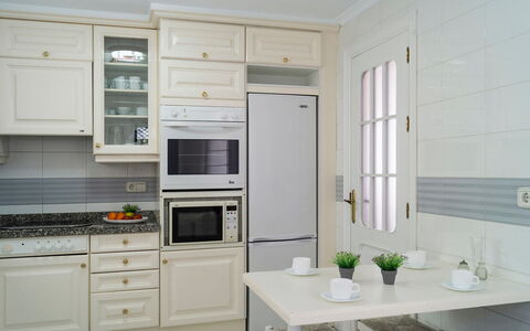 Mijas Beach: Countertop, Cabinetry, Kamer, Keuken, Meubilair, Eigendom, Interieur Ontwerp, Verdieping, Gebouw, Tegel