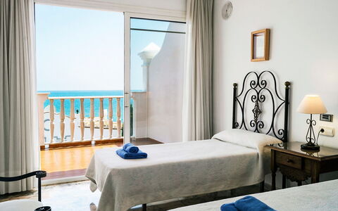 Mijas Beach: Slaapkamer, Meubilair, Kamer, Bed, Bed Frame, Interieur Ontwerp, Eigendom, Laken, Matras, Muur