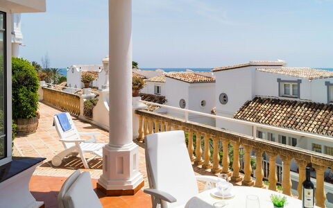 Mijas Beach: Lucht, Meubilair, Gebouw, Tableware, Tafel, Fabriek, Stoel, Badplaats, Buitenmeubels, Schaduw