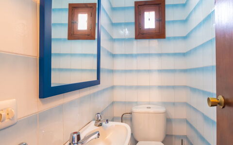 Can Fulgencio Ii: Spiegel, Wastafel, Eigendom, Kraan, Wastafel In De Badkamer, Loodgieterswerkinrichting, Azure, Purper, Badkamer, Interieur Ontwerp