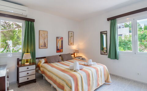 Anromi: Slaapkamer, Meubilair, Kamer, Eigendom, Bed, Laken, Interieur Ontwerp, Plafond, Bed Frame, Bedding