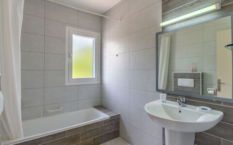 Anromi: Badkamer, Eigendom, Kamer, Tegel, Interieur Ontwerp, Architectuur, Muur, Verdieping, Onroerend Goed, Loodgieterswerkinrichting