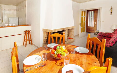 La Rectoria: Tafel, Tableware, Meubilair, Eigendom, Stoel, Hout, Oranje, Interieur Ontwerp, Keuken En Eettafel, Verdieping