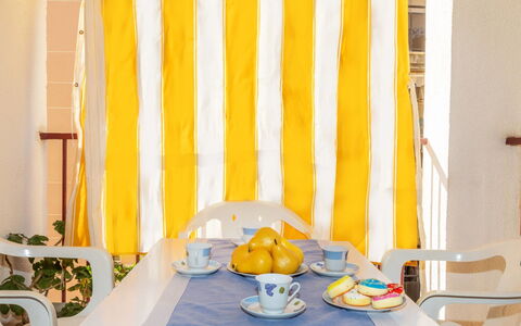 Edificio Garcomar i: Geel, Textiel, Meubilair, Linens, Gordijn, Stoel, Raambekleding, Venster Behandeling, Zwembad, Buitenmeubels