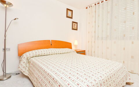 Edificio Nautic: Slaapkamer, Bed, Laken, Meubilair, Bedding, Kamer, Eigendom, Bed Frame, Muur, Oranje