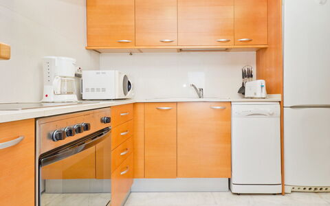 Edificio Nautic: Oranje, Cabinetry, Keuken, Kamer, Meubilair, Eigendom, Countertop, Major Appliance, Interieur Ontwerp, Kast