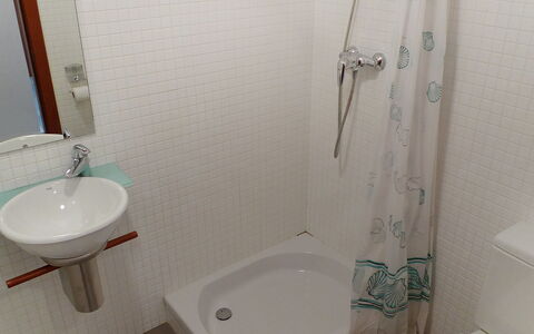 Dénia 170: Badkamer, Eigendom, Toilet, Loodgieterswerkinrichting, Kamer, Muur, Badkamer Accessoire, Kraan, Wastafel In De Badkamer, Wc Bril