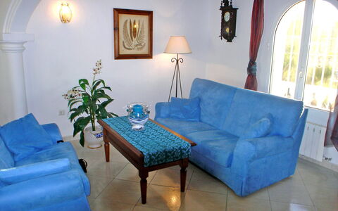 Villa Ma-Nita: Kamer, Meubilair, Eigendom, Blauw, Woonkamer, Majorelle Blue, Interieur Ontwerp, Verdieping, Gebouw, Turkoois