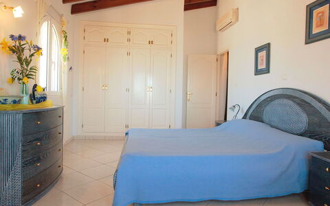 Villa Ma-Nita: Slaapkamer, Kamer, Meubilair, Eigendom, Bed, Laken, Blauw, Bedding, Matras, Gebouw