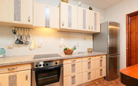 Jara: Countertop, Kamer, Meubilair, Cabinetry, Eigendom, Keuken, Interieur Ontwerp, Tegel, Gebouw, Verdieping