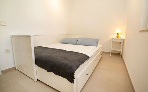 Jara: Slaapkamer, Bed, Meubilair, Kamer, Eigendom, Verdieping, Bed Frame, Laken, Muur, Interieur Ontwerp