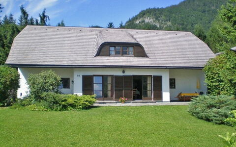 Sankt Wolfgang im Salzkammergut 50: Fabriek, Gebouw, Lucht, Eigendom, Venster, Wolk, Boom, Huis, Land Lot, Natuurlijk Landschap