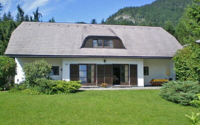 Sankt Wolfgang im Salzkammergut 50: Fabriek, Gebouw, Lucht, Eigendom, Venster, Wolk, Boom, Huis, Land Lot, Natuurlijk Landschap