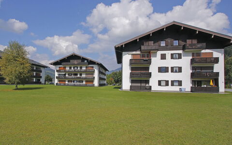 Flachau 5: Wolk, Lucht, Eigendom, Gebouw, Venster, Boom, Land Lot, Natuurlijk Landschap, Gras, Huis