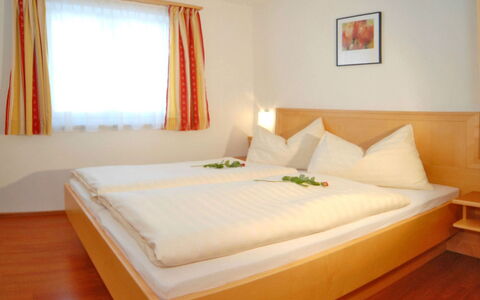Radstadt 150: Slaapkamer, Bed, Meubilair, Kamer, Matras, Eigendom, Bed Frame, Laken, Interieur Ontwerp, Verdieping