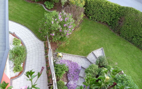 Zell am See 320: Tuin, Fabriek, Groundcover, Bloem, Gras, Landschap, Landscaping, Struik, Architectuur, Gazon