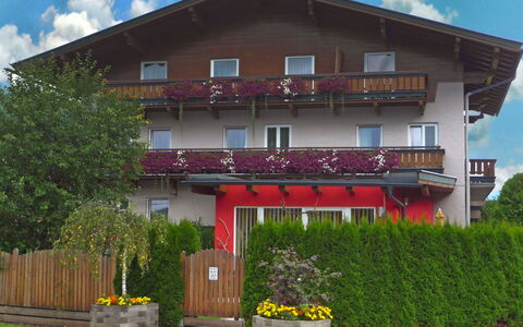 Zell am See 320: Wolk, Lucht, Fabriek, Eigendom, Gebouw, Venster, Land Lot, Verblijf, Stedelijk Ontwerp, Huis