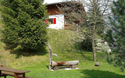 Haus am Sonnenhang: Boom, Groen, Gras, Huis, Verblijf, Meubilair, Grassenfamilie, Woody Plant, Struik, Werf
