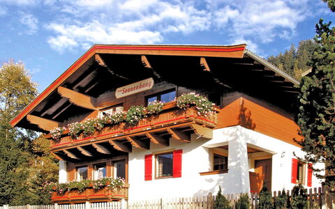 Haus am Sonnenhang: Wolk, Fabriek, Lucht, Eigendom, Gebouw, Venster, Hout, Boom, Huis, Helling