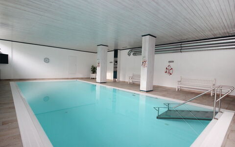 Seefeld in Tirol 170: Water, Zwembad, Gebouw, Verdieping, Flooring, Vrije Tijd, Huis, Samengesteld Materiaal, Recreatie, Schaduw