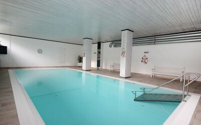 Seefeld in Tirol 170: Water, Zwembad, Gebouw, Verdieping, Flooring, Vrije Tijd, Huis, Samengesteld Materiaal, Recreatie, Schaduw