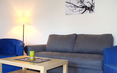 Liebl 202.1: Meubilair, Kamer, Bankstel, Woonkamer, Tafel, Slaapbank, Interieur Ontwerp, Koffietafel, Geel, Verlichting