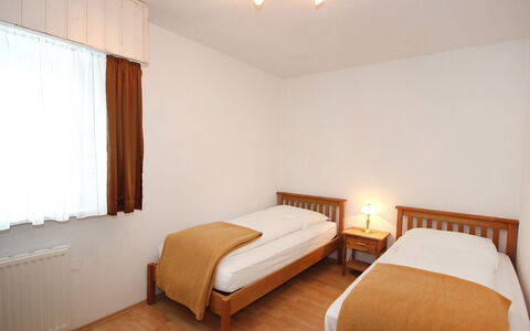 Seefeld in Tirol 100: Slaapkamer, Bed, Meubilair, Kamer, Eigendom, Laken, Bed Frame, Interieur Ontwerp, Bedding, Muur