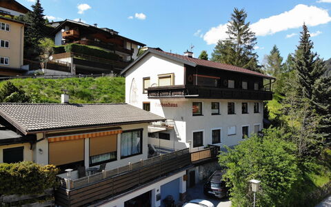 Biegel-Kraus: Gebouw, Venster, Huis, Woongebied, Huis, Dak, Menselijke Nederzetting, Helling, Balkon, Dorp