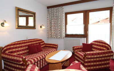 App. 102 500.4: Kamer, Meubilair, Eigendom, Interieur Ontwerp, Woonkamer, Gebouw, Muur, Tafel, Verdieping, Huis