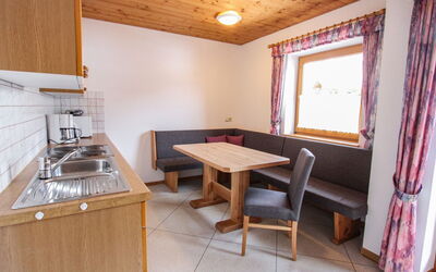 Königsleiten 170: Cabinetry, Meubilair, Countertop, Gootsteen, Tafel, Venster, Wastafel, Gordijn, Hout, Gebouw