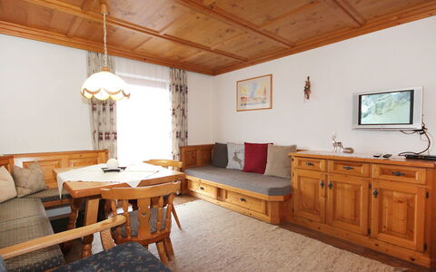 Michaela: Kamer, Eigendom, Meubilair, Gebouw, Plafond, Interieur Ontwerp, Huis, Verdieping, Tafel, Hout