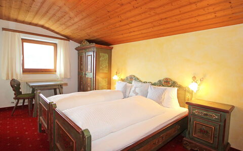Michaela: Slaapkamer, Bed, Kamer, Meubilair, Eigendom, Bed Frame, Laken, Plafond, Bedding, Gebouw