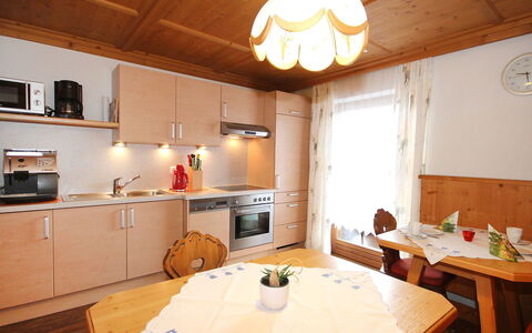 Michaela: Kamer, Eigendom, Meubilair, Gebouw, Interieur Ontwerp, Keuken, Plafond, Huis, Cabinetry, Tafel